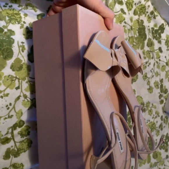 Miu miu patent leather bow sandal size39